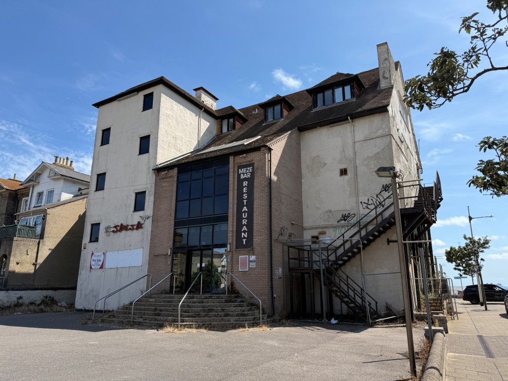 Lot: 90 - FORMER RESTAURANT AND BAR PREMISES FOR IMPROVEMENT AND REPAIR ON THE SEAFRONT - Car park and rear of the building which was the entrance to the restaurant